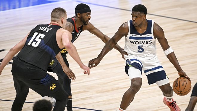 内蒙古多地滑雪场“开板”迎客，冬季旅游迅速升温（内蒙古多地滑雪场陆续开放迎客，冬季旅游热度攀升）