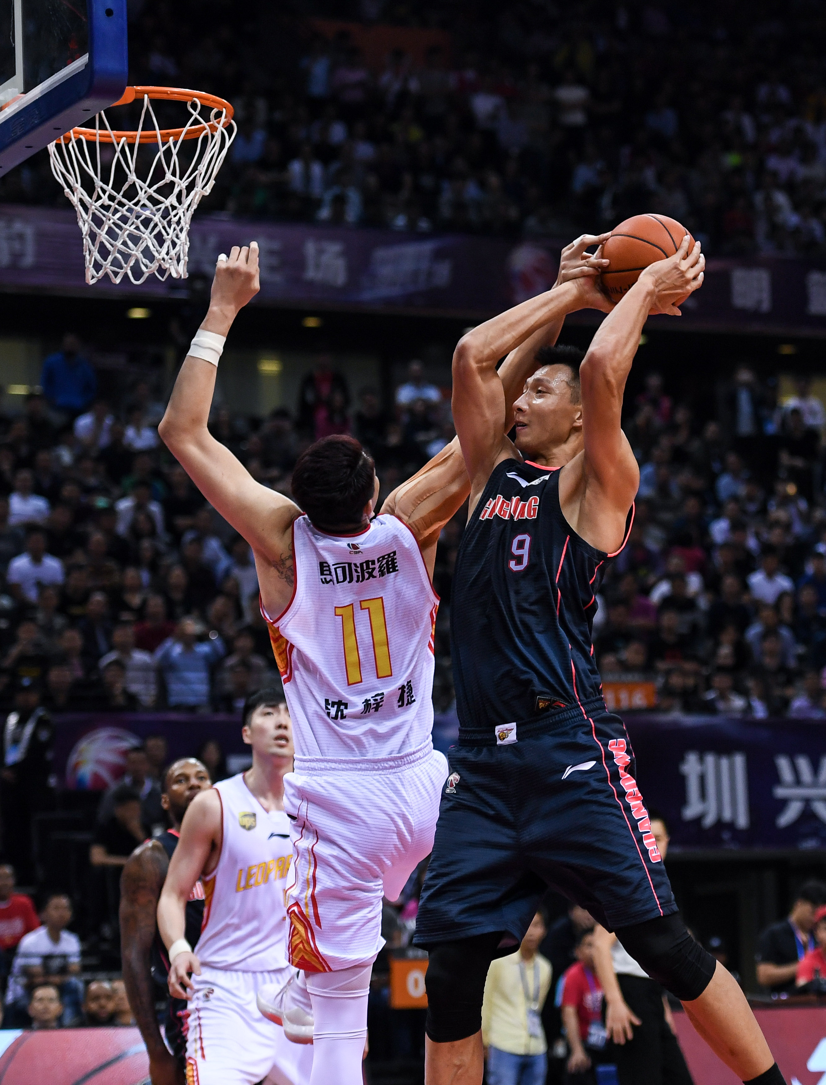 记者：德容缺席巴萨今天训练，是否出战阿拉维斯存在疑问（德容未参加巴萨今日训练，能否出战阿拉维斯成疑）