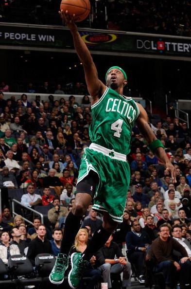 杨瀚森上5分钟送2分1板1助1帽 后三节枯坐板凳（杨瀚森仅打5分钟拿下2分1板1助1帽 后三节未再出场）